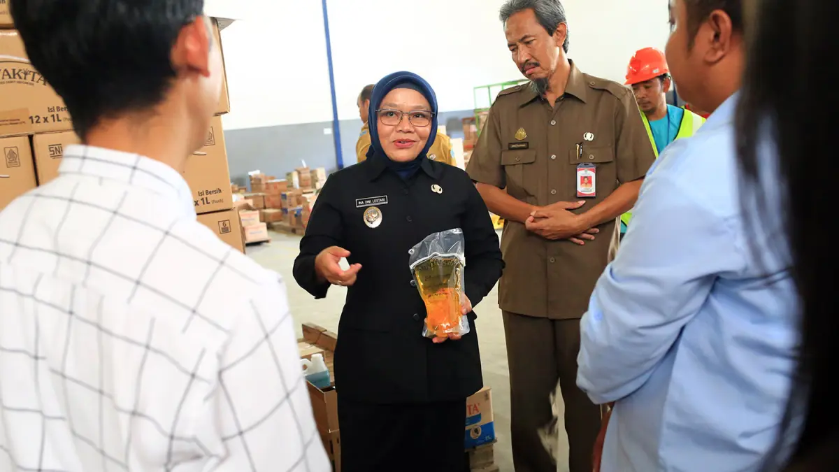 MONEV MINYAK: Wakil Wali Kota Hj. Ina Dwi Lestari mengecek ketersediaan minyak goreng di gudang distributornya langsung.