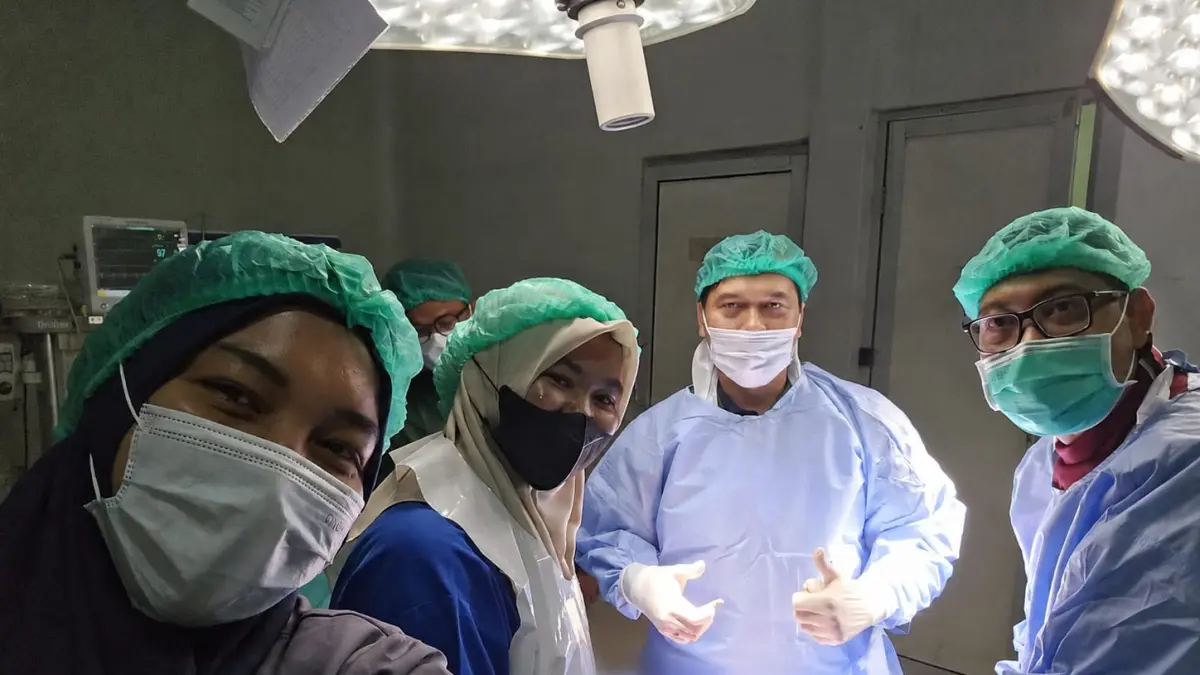 OPERASI: Relawan IDI bersama dokter RSUD Aceh Tamiang saat melakukan operasi darurat peritonitis.