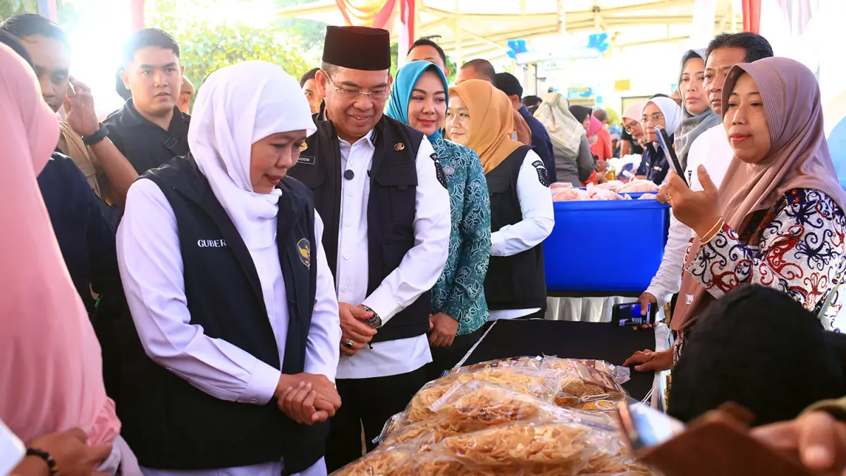 PASAR MURAH: Pemprov Jawa Timur melakukan pelapisan sebagai upaya pengendalian inflasi dengan menggelar Pasar Murah di Kawasan Kuliner Bundaran Gladag Serang, Kota Probolinggo.