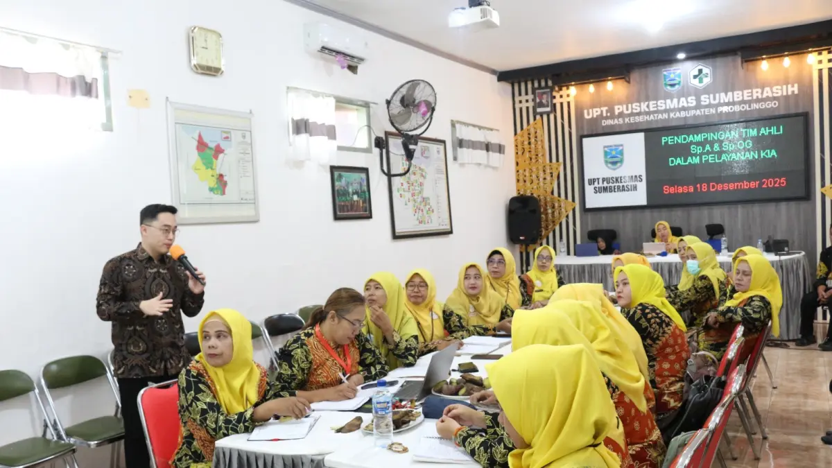 PENDAMPINGAN: dr. Vincentius Edwin P S, Sp.OG. sedang memberikan pemahaman atau upgrading skill kepada bidan di Puskesmas Sumberasih dalam giat Pelita Pijar.