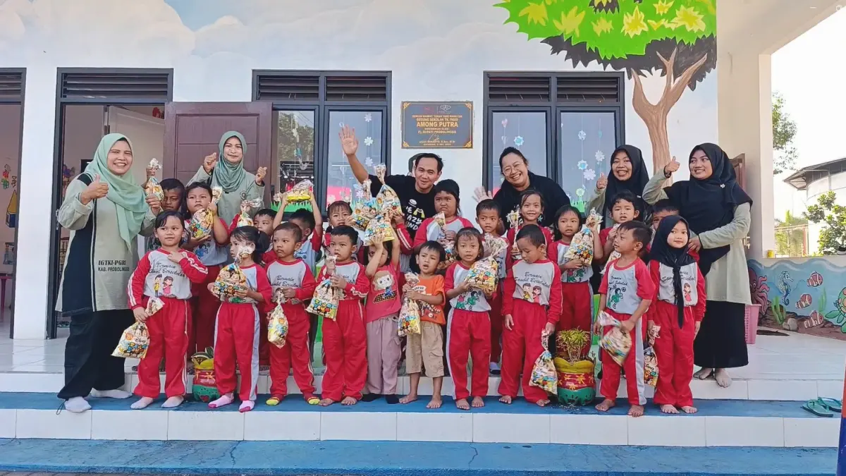 PENUHI GIZI: PT Sasa Inti memberikan makanan bergizi kepada siswa PAUD/TK Among Putra di Desa/Kecamatan Gending.
