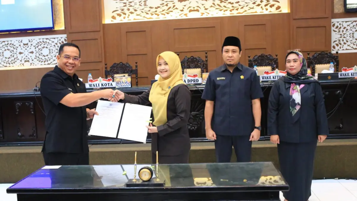 PIMPINAN: Ketua DPRD Kota Probolinggo Hj. Dwi Laksmi Syntha Kusumawardhani, S.E. memimpin Rapat Paripurna Penetapan APBD 2026.