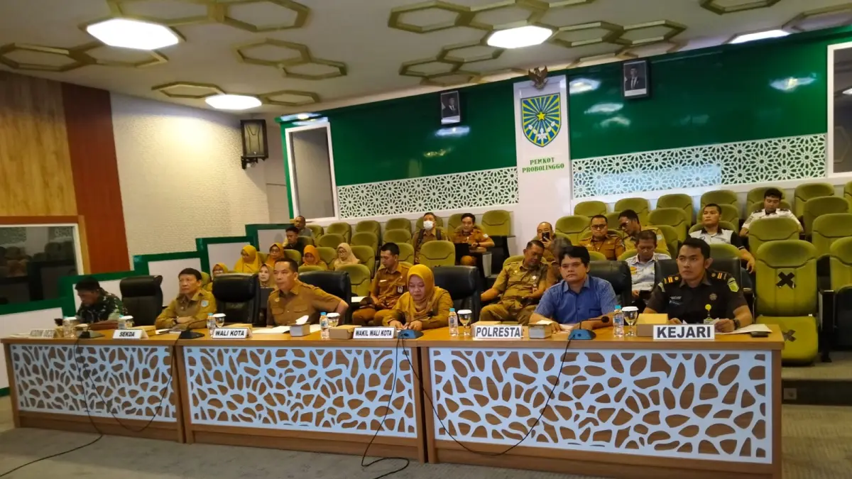 RAKOR: Wali Kota Probolinggo, Wawali Kota Probolinggo, Sekda Kota Probolinggo, dinas terkait anggota TPID saat rakor rutin setiap hari Senin membahas pengendalian inflasi di Kota Probolinggo. 