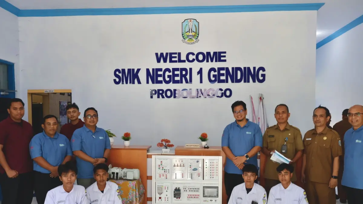 SARANA PENDIDIKAN: PT Sasa Inti memberikan bantuan alat peraga PLC HMI ke SMKN 1 Gending.