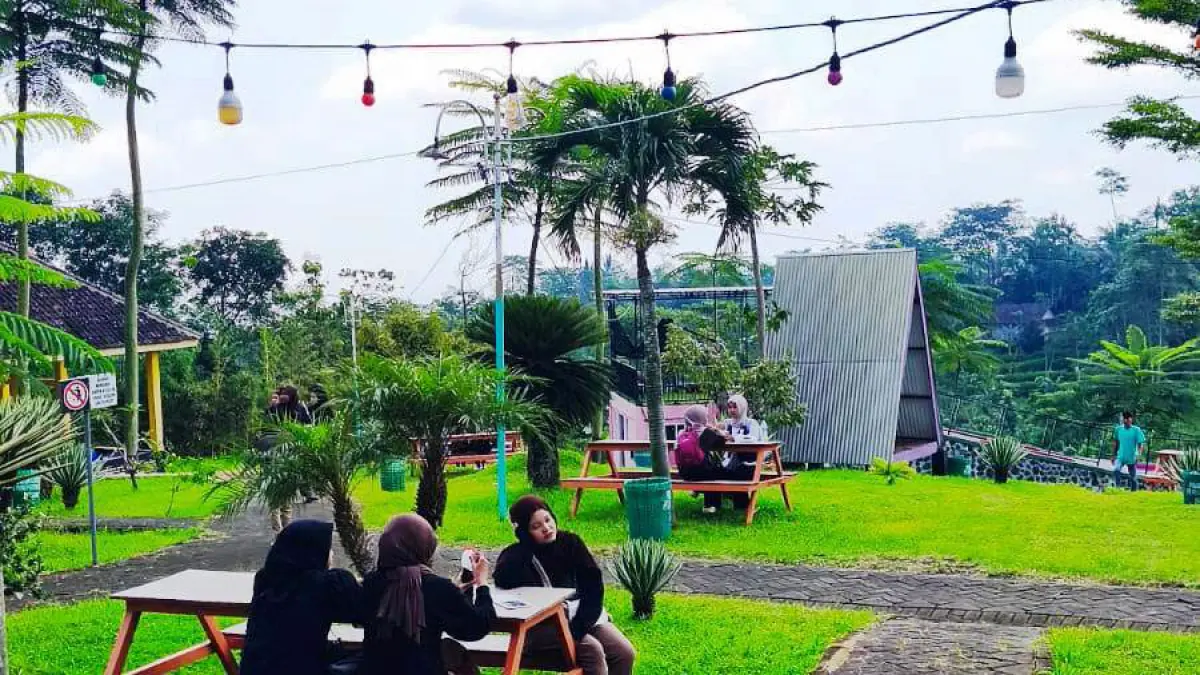 SEJUK: Sejumlah pengunjung menikmati menu kafe. Pengelola juga menyiapkan tujuh unit gazebo di sepanjang kawasan.