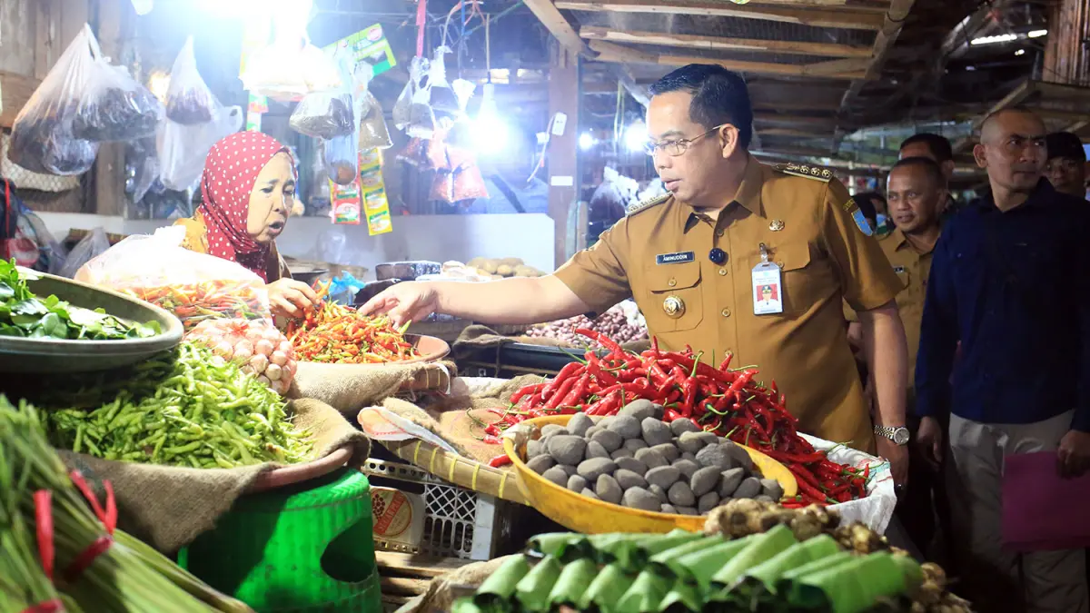 SIDAK PASAR: Wali Kota Probolinggo dr. Aminuddin mengecek komoditas penyubang inflasi dengan turun langsung ke pedagang di pasar-pasar daerah.