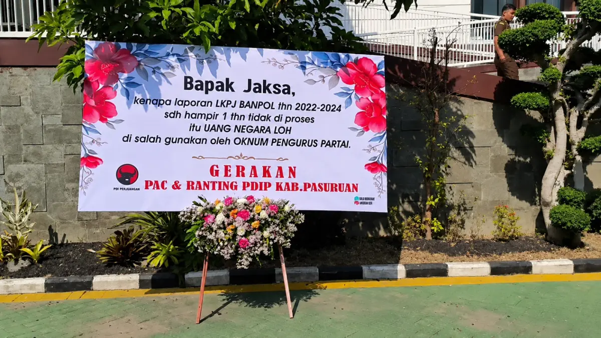 SINDIR: Karangan bunga berisi sindiran atas penanganan kasus dugaan penyimpangan LKPj Banpol PDIP Kabupaten Pasuruan tahun 2022-2024 di kantor kejaksaan.  