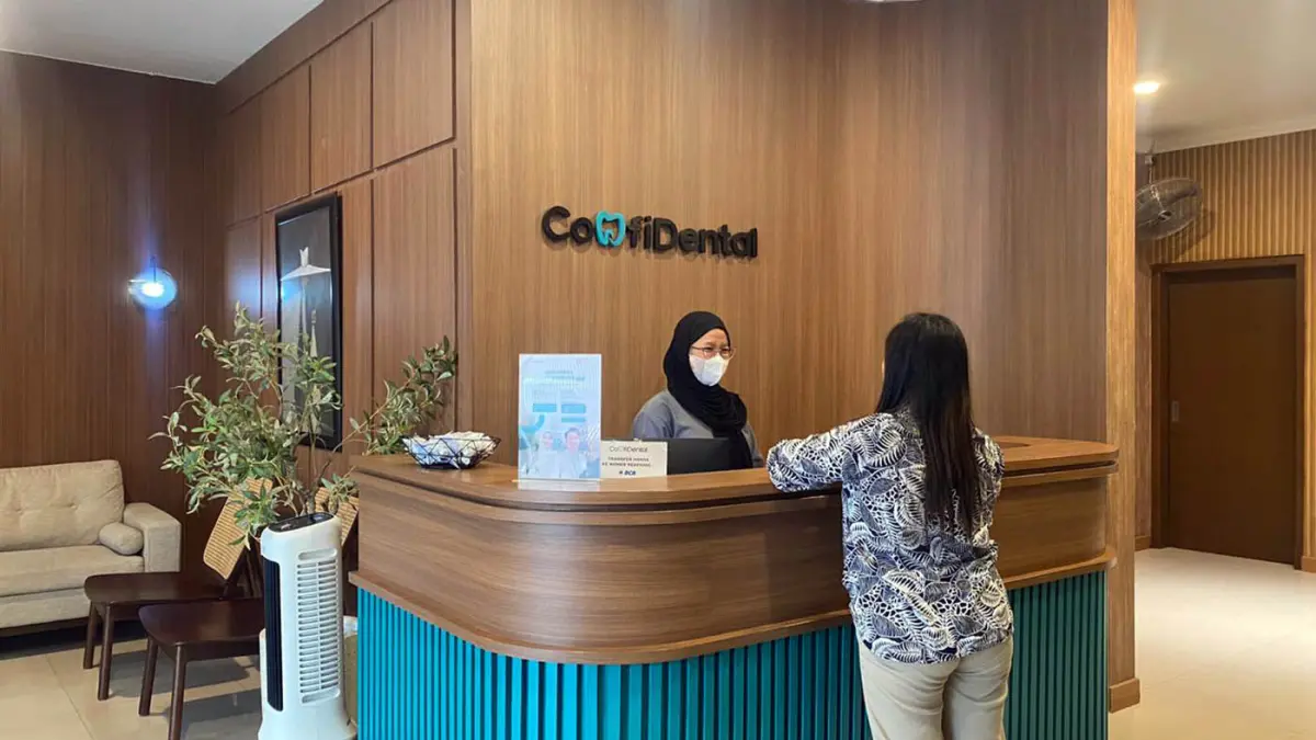 TERINTEGRASI: Pasien Confidental saat registrasi di meja resepsionis Confidental, Jalan Aluminium, (29/6).