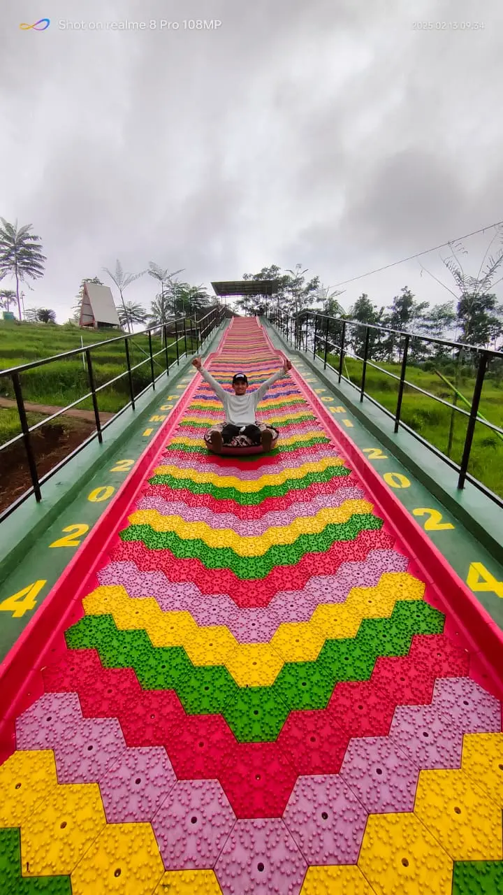 WAHANA: Salah satu wahana terbaru Rest Area Rainbow Slide. Wahana ini panjangnya mencapai 80 meter.