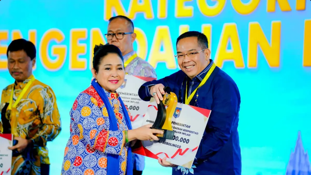 Wali Kota Probolinggo dr. Aminuddin atas nama Pemkot Probolinggo menerima trofi dan reward secara simbolis dari Kemendagri yang diserahkan Ketua Komisi IV DPR RI Titik Hediati Hariyadi, Kamis 4 Juni 2026.