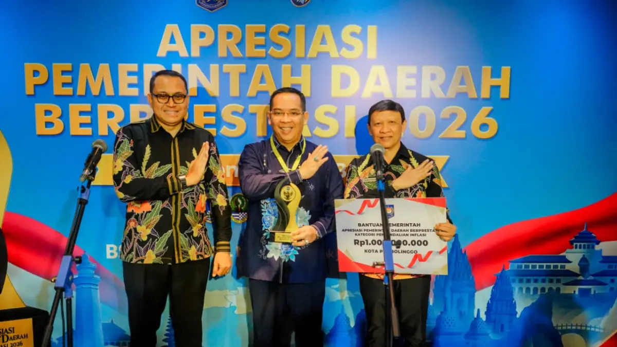 Wali Kota Probolinggo dr. Aminuddin bersama sekda dan kepala BPKAD atas nama Pemkot Probolinggo berpose bareng trofi dan reward secara simbolis dari Kemendagri yang diserahkan Ketua Komisi IV DPR RI Titik Hediati Hariyadi, Kamis 4 Juni 2026.