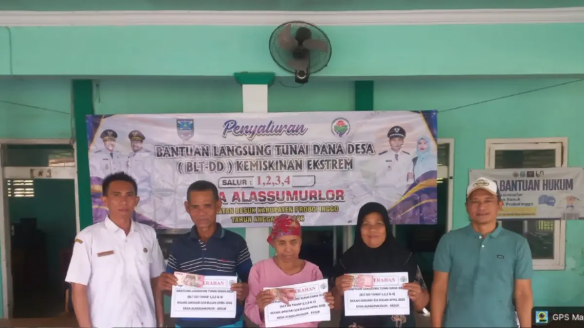 BANTUAN: Kepala Desa Alassumur Lor Mulyono (kanan) menyalurkan BLT DD kepada keluarga penerima manfaat.