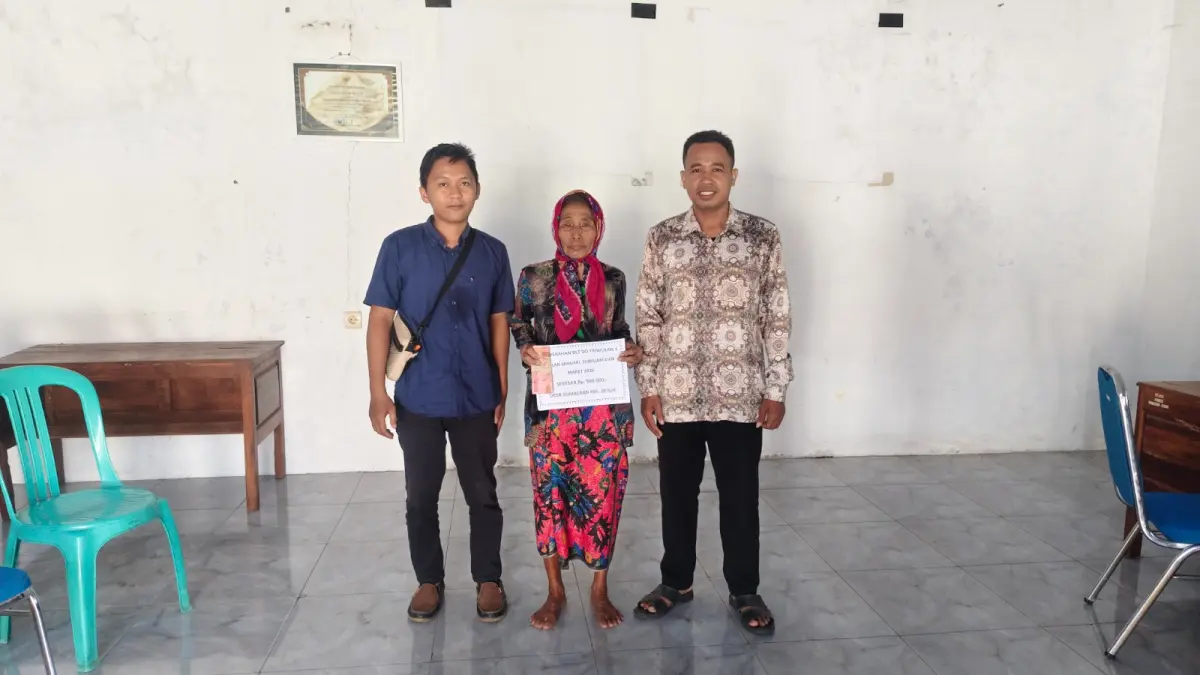BERIKAN: Perangkat Desa Sumberan, Kecamatan Besuk, menyalurkan BLT DD kepada warga penerima manfaat. 
