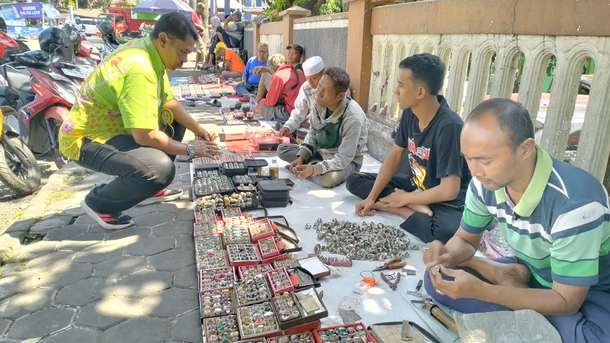 BERTAHAN: Lapak Akik Pandaan, bertahan di tengah gempuran penjualan akik secara daring. Tidak sekadar jual beli, lapak ini mempertahankan ruang temu antara penjual dan pembeli. 