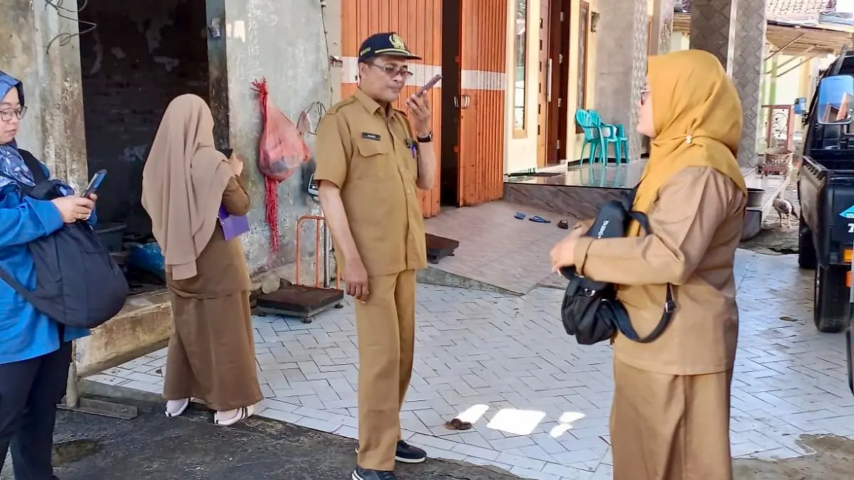CEK LAPANG: Tim Diperta Kabupaten Probolinggo melakukan pengawasan terhadap aktivitas pemotongan hewan di luar RPH di Kecamatan Maron.DIPERTA FOR JAWA POS RADAR BROMO