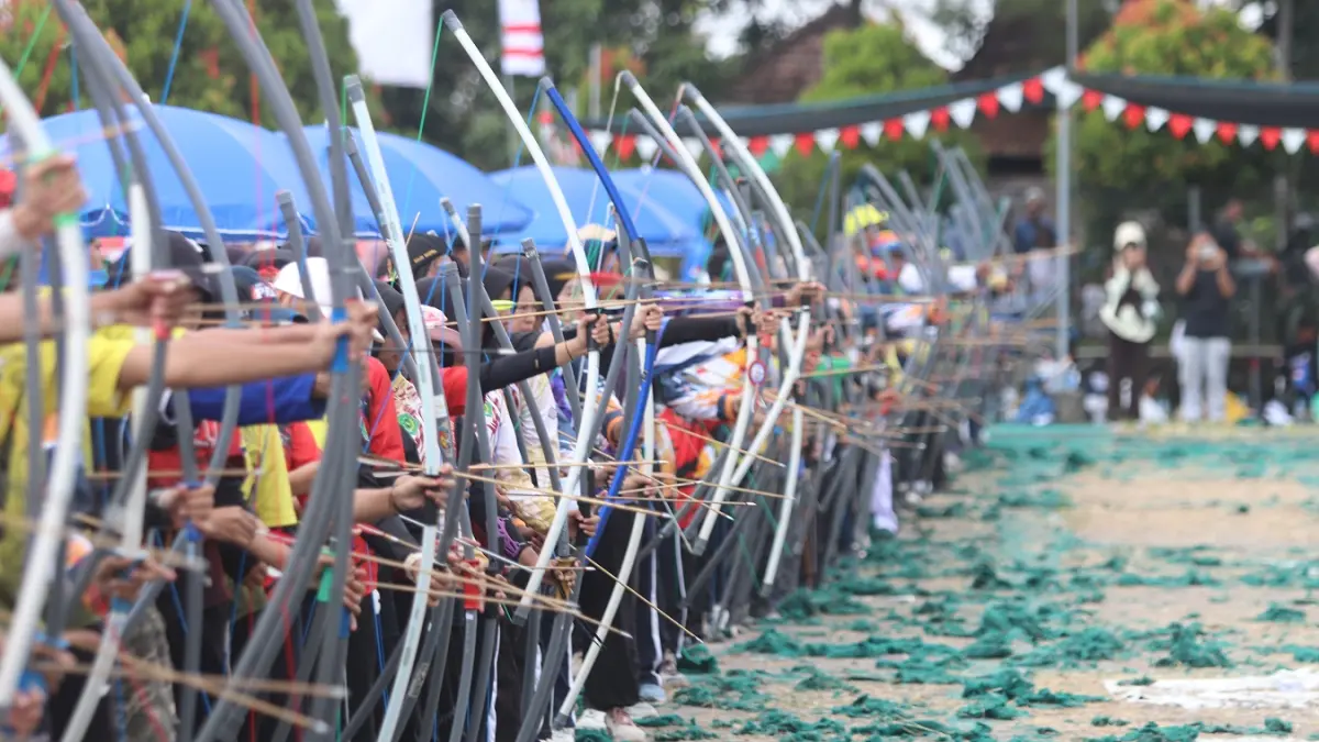 DARI PIPA: Puluhan peserta berjajar dalam kegiatan Wilwatikta Archery Open Tournamen di Pandaan. Siap melepaskan anak panah dari busur yang terbuat dari pipa PVC. 