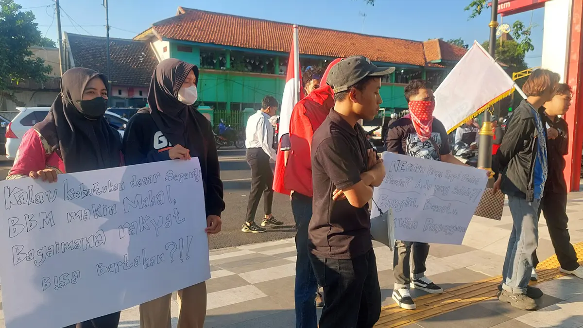 DEMO: Mahasiswa saat menggelar aksi di depan kantor Pemkot Probolinggo (29/6). 