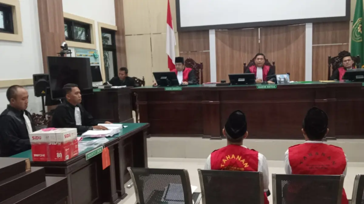 DILANJUT: Sidang dugaan penambangan batu andesit tanpa izin di Pengadilan Negeri Bangil, pekan lalu. Setelah eksepsi para terdakwa ditolak, persidangan memasuki tahap pembuktian.