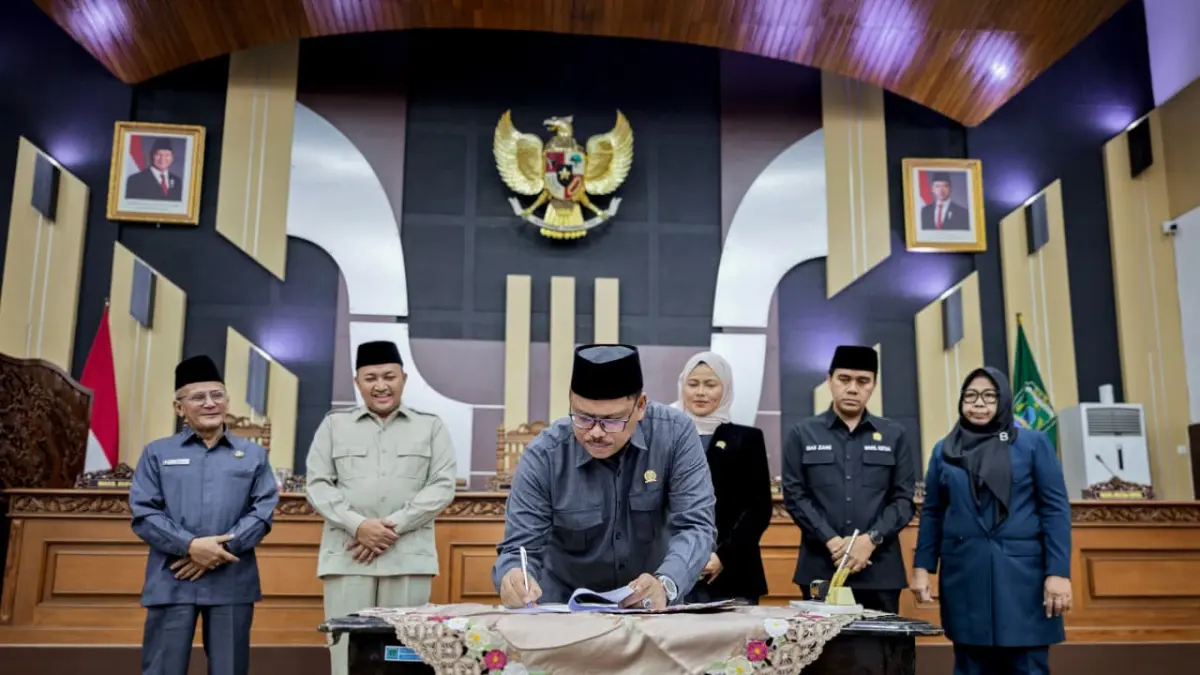 DISAHKAN: Penandatanganan pengesahan Perda Pertanggungjawaban Pelaksanaan APBD Tahun Anggaran 2025 Kabupaten Pasuruan, Senin (29/6) siang. 