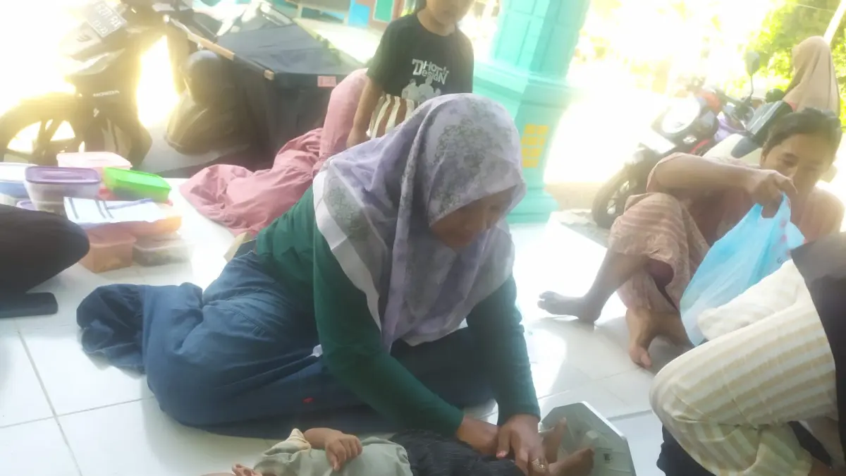 GENERASI PENERUS: Sejumlah balita mengikuti kegiatan Posyandu Balita di Desa Sumberan. Salah satunya menjalani pemeriksaan kesehatan.