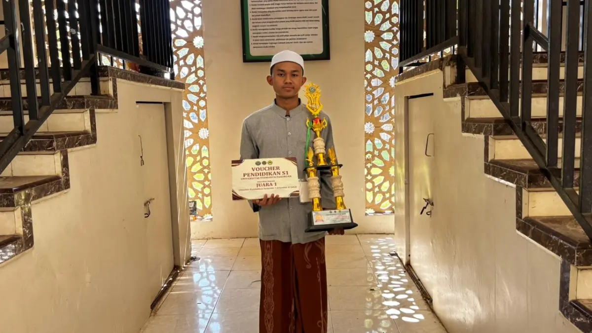 HAFIZ: Muhammad Haikal Arifin Ilham mendapatkan penghargaan setelah berhasil menjadi Juara I Lomba Hafidz MHQ 2026 Tingkat Nasional.
