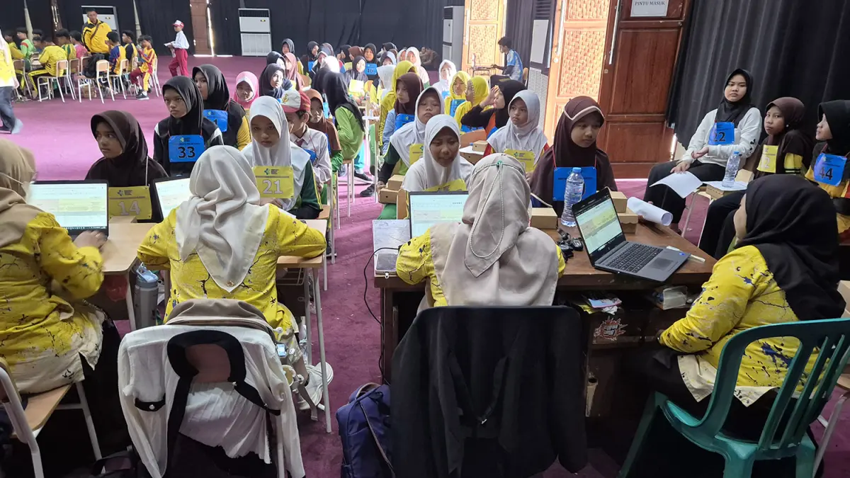 HARI KEDUA: Siswa baru Sekolah Rakyat Kota Pasuruan jenjang SMP mengikuti pemeriksaan kesehatan pada hari kedua, (2/7), yang berlangsung di Gedung Kesenian kota setempat. (Fahrizal Firmani/ Radar Bromo)