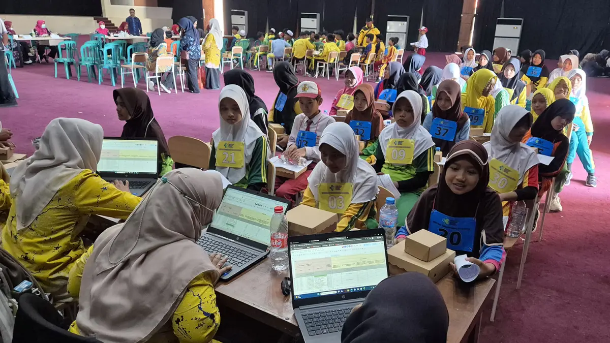 HARI KEDUA: Siswa baru Sekolah Rakyat Kota Pasuruan jenjang SMP mengikuti pemeriksaan kesehatan pada hari kedua (2/7), yang berlangsung di Gedung Kesenian kota setempat. (Fahrizal Firmani/ Radar Bromo)