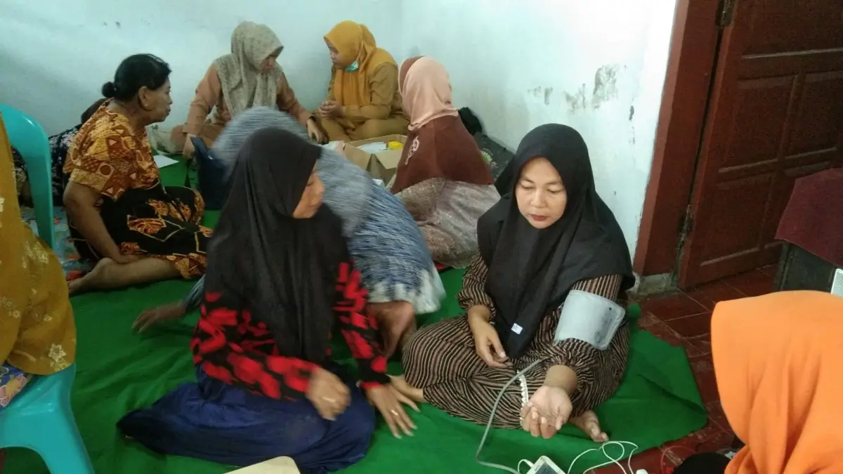 JAGA SEHAT: Sejumlah lansia mengikuti pemeriksaan kesehatan dan menerima PMT dari Pemerintah Desa Sumberan.