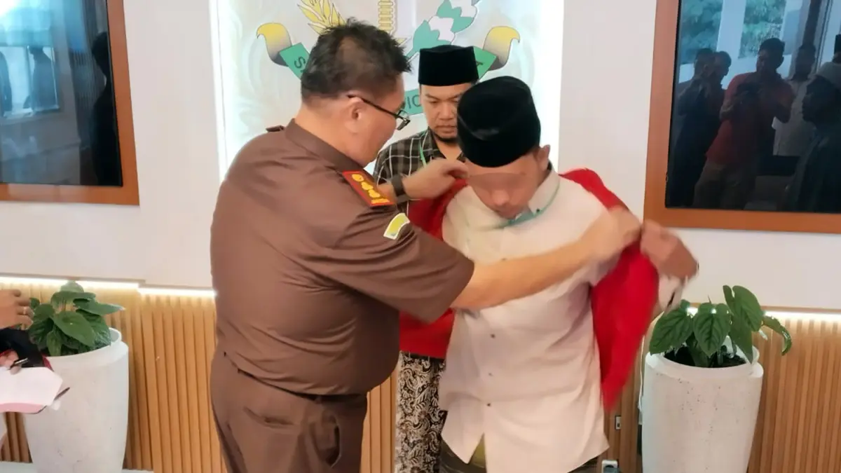 Kajari Kabupaten Pasuruan Rustandi Gustawirya melepas rompi salah satu tersangka kasus penganiayaan santri di Gondangwetan, Pasuruan. 