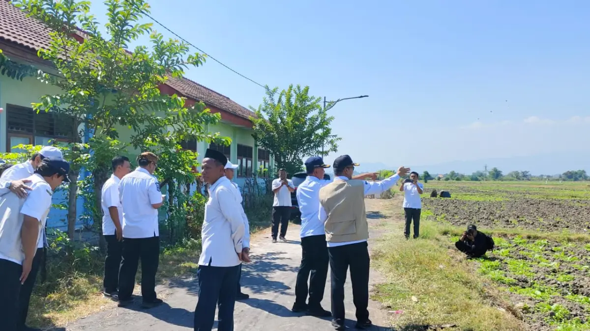 LIHAT LANGSUNG: Tim Pemkab Probolinggo melakukan survei lokasi calon tempat Sekolah Rakyat, Rabu (1/7).AGUS FAIZ MUSLEH/JAWA POS RADAR BROMO 