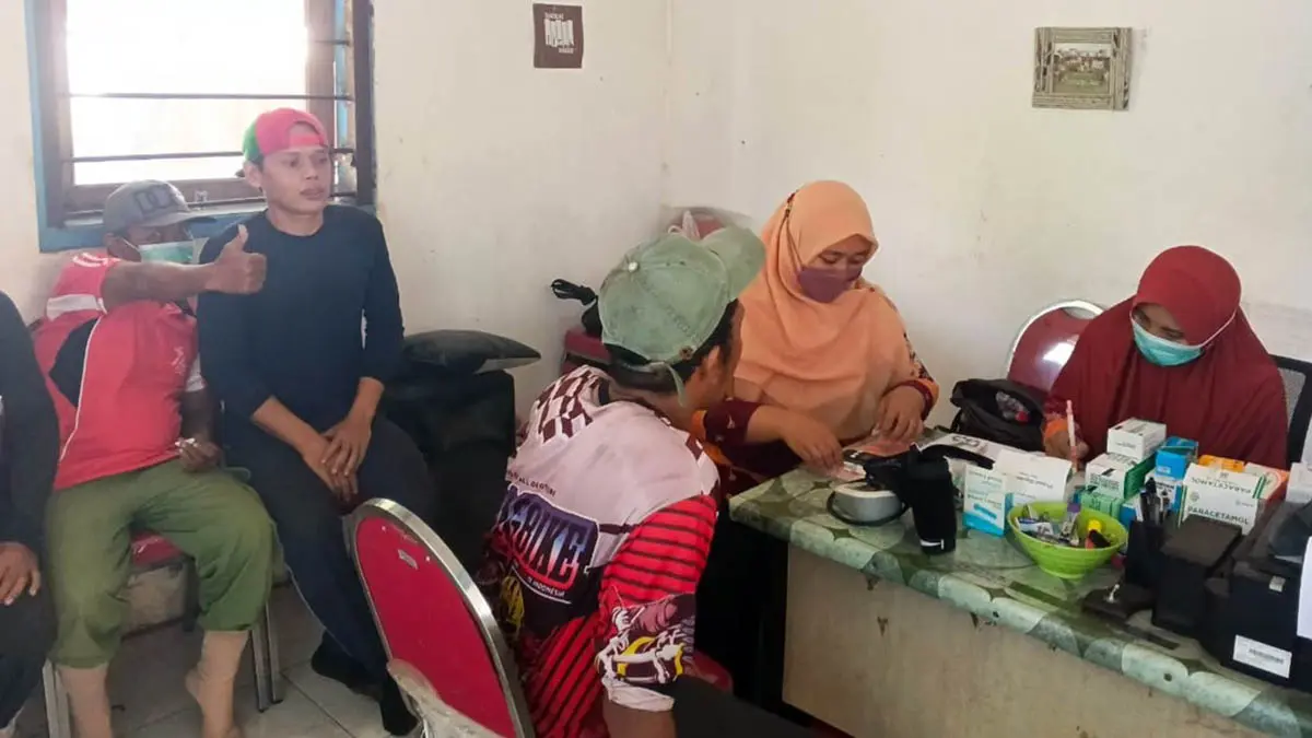 MELAYANI: Petugas Kesehatan Puskesmas Kepulungan saat memberikan pelayananan kesehatan kepada masyarakat. (Puskesmas Kepulungan for Radar Bromo)