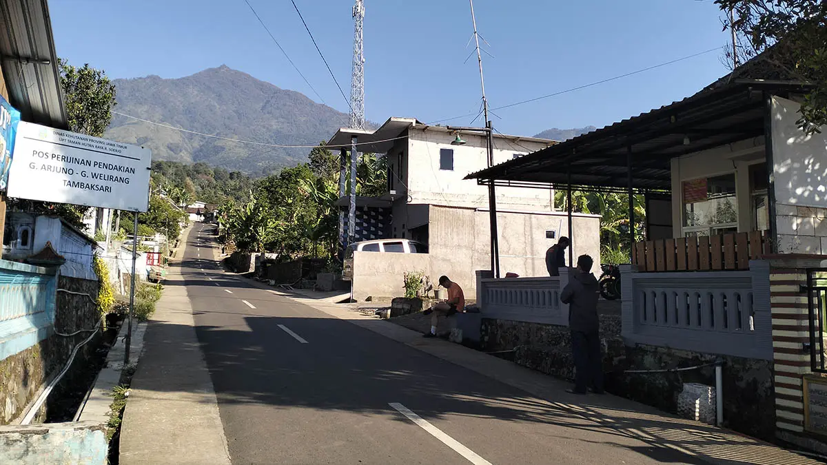 MENAWAN: Jalur pendakian Arjuno-Welirang. Selama libur sekolah, tingkat pendakian gunung tersebut, melonjak. (Rizal Syatori/Radar Bromo)