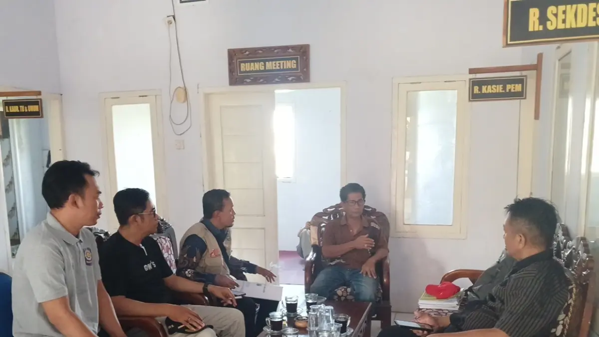 MONITORING: Pemerintah Desa Alastengah dan Pemerintah Kecamatan Besuk melakukan monitoring dan evaluasi Dana Desa tahap I.