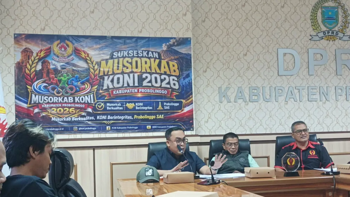 MUSORKAB: Ketua Panitia Musorkab KONI Kabupaten Probolinggo Muchlis (kiri) bersama Ketua KONI Kabupaten Probolinggo Zainul Hasan (tengah) melakukan Konferensi Pers Musorkab 2026 di kantor DPRD Kabupaten Probolinggo. (AGUS FAIZ MUSLEH/RADAR BROMO)