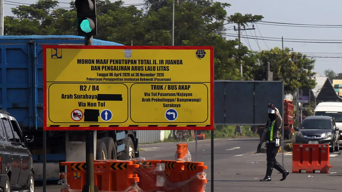 Petugas mengatur arus lalu lintas di kawasan sekitar tol Pasuruan. Petugas stanby untuk mengatur kendaraan besar melintas ke arah tol dan tak melintasi JLS Pasuruan. (Mokhamad Zubaidillah/ Radar Bromo)