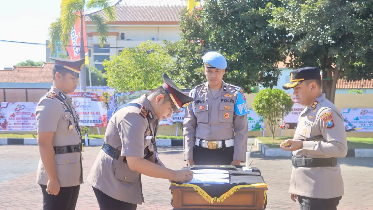 ROTASI: Kapolres Probolinggo AKBP M. Wahyudin Latif melakukan serah terima jabatan Kapolsek Pajarakan dan Kapolsek Sumber. POLRES PROBOLINGGO FOR JAWA POS RADAR BROMO