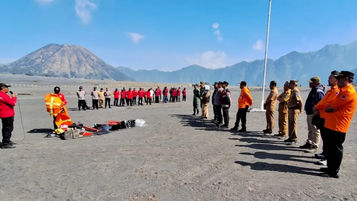 SIAGA: BPBD Kabupaten Probolinggo bersama instansi terkait melaksanakan apel siaga karhutla di Lautan Pasir Gunung Bromo di Blok Bungkah, Cemorolawang, Kecamatan Sukapura, beberapa waktu lalu.