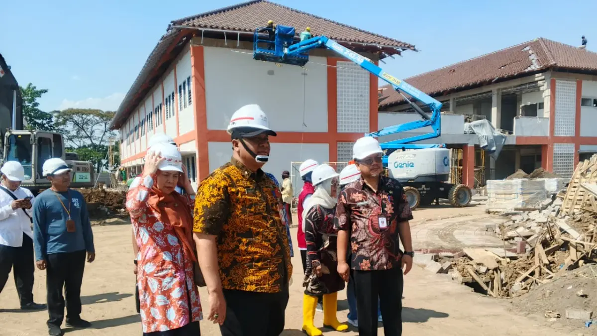 Tim Transisi Sekolah Rakyat Kabupaten Pasuruan saat melakukan peninjauan lapangan ke gedung sekolah raykat baru di Gondangwetan.  