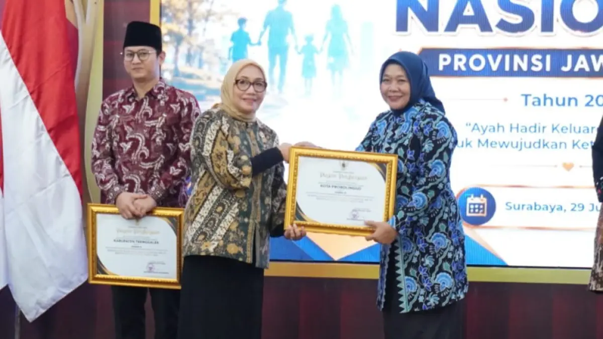 APRESIASI: Menteri Pemberdayaan Perempuan dan Perlindungan Anak RI Arifah Fauzi menyerahkan langsung Penghargaan PPA Award kepada Wakil Wali Kota Probolinggo Ina Dwi Lestari. (DISKOMINFO PEMKOT PROBOLINGGO FOR JAWA POS RADAR BROMO)