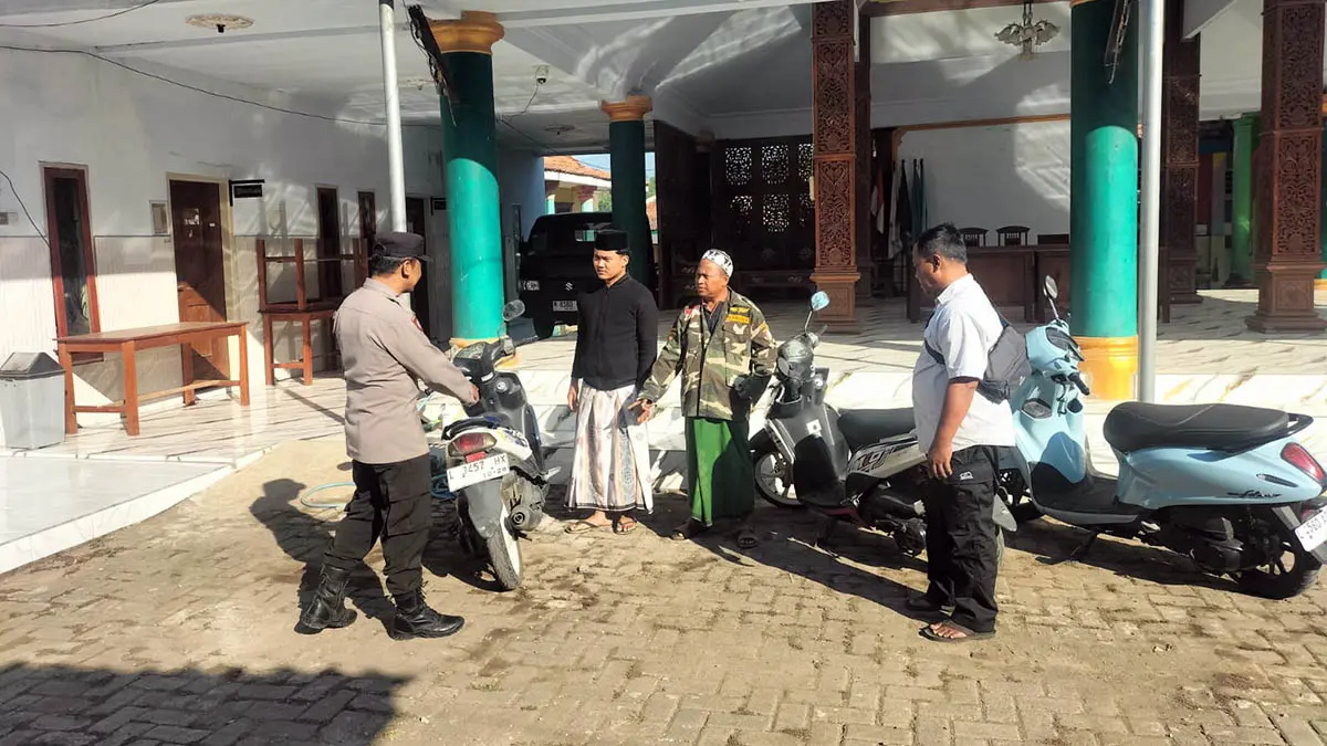 DICEK: Petugas kepolisian saat melakukan pengecekan lokasi, hilangnya motor korban. (Polsek Pasrepan for Radar Bromo)