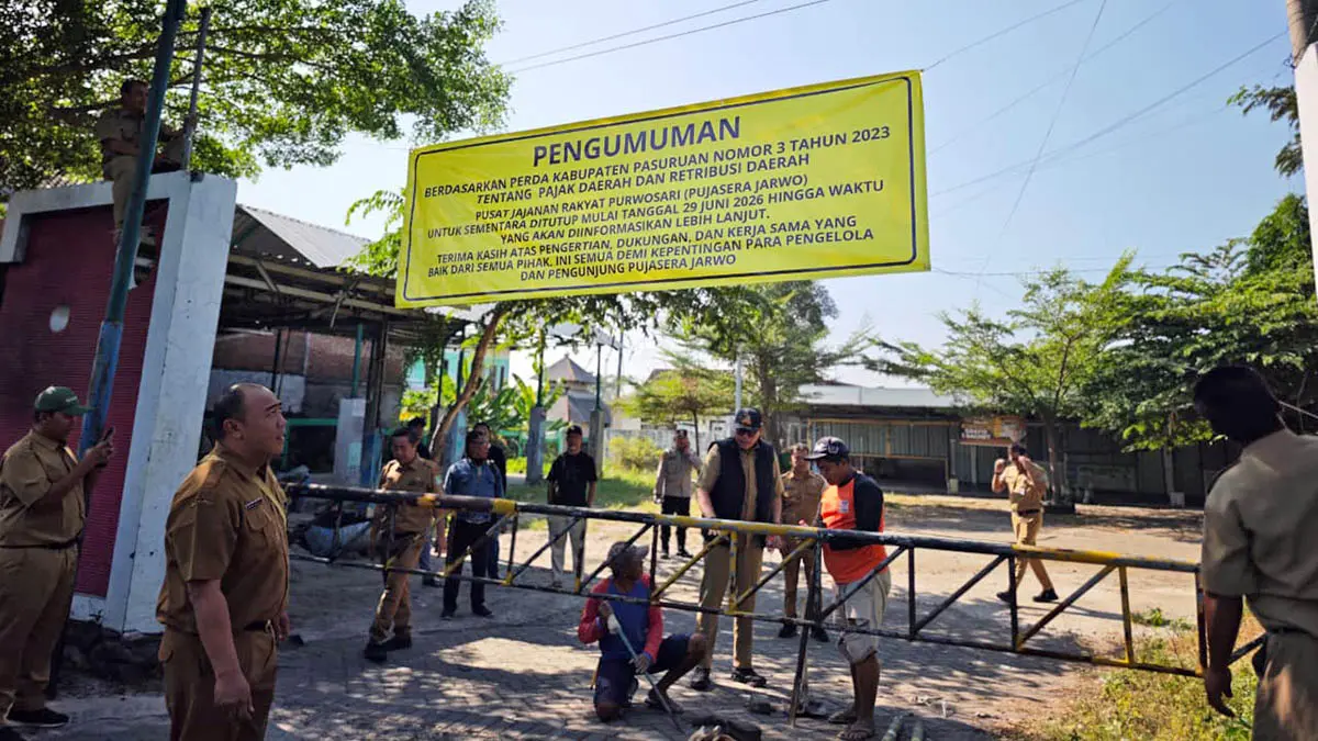 DISEGEL: Penutupan kawasan Pujasera Jarwo yang dilakukan Pemkab Pasuruan. Langkah ini dilakukan, menindaklanjuti temuan BPK serta penataan kawasan setempat. (Pemkab Pasuruan for Radar Bromo)