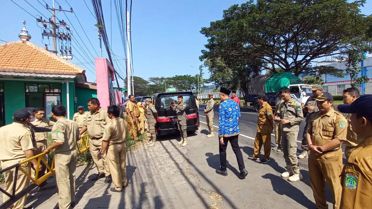 DITUTUP: Petugas saat melakukan penutupan kawasan Pujasera Jarwo. (Dokumen Radar Bromo)
