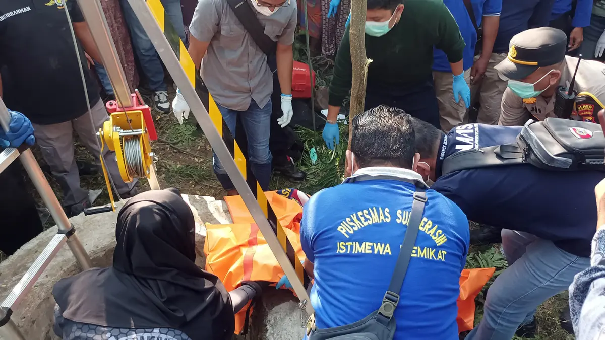 DRAMATIS; Sejumlah petugas dibantu warga saat melakukan evakuasi mayat yang ditemukan di dalam sumur, Jumat (3/7). (Agus Faiz Musleh/ Radar Bromo)