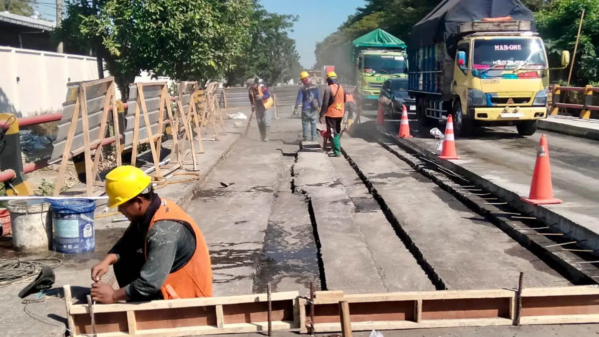 GANTI JALUR: Pengerjaan fisik rehabilitasi ruas jalan sisi selatan jembatan Matikan II di ruas jalan pantura Desa Sumberanyar, Kecamatan Paiton yang mulai dikerjakan. (Foto : Achmad Arianto/Jawa Pos Radar Bromo)