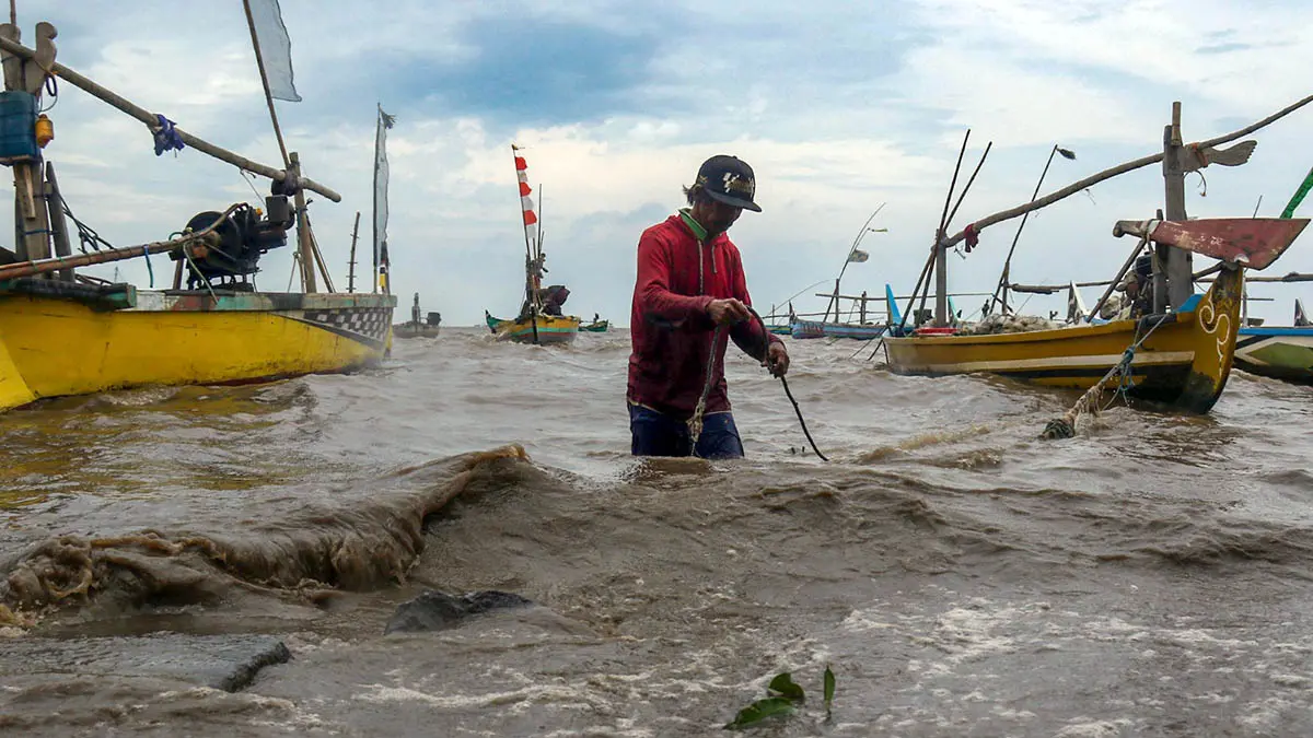 GELOMBANG: Nelayan di Kota Pasuruan yang sedang bersiap untuk melaut. Saat ini, kondisi gelombang laut, cenderung kondusif. (Dokumen Radar Bromo)