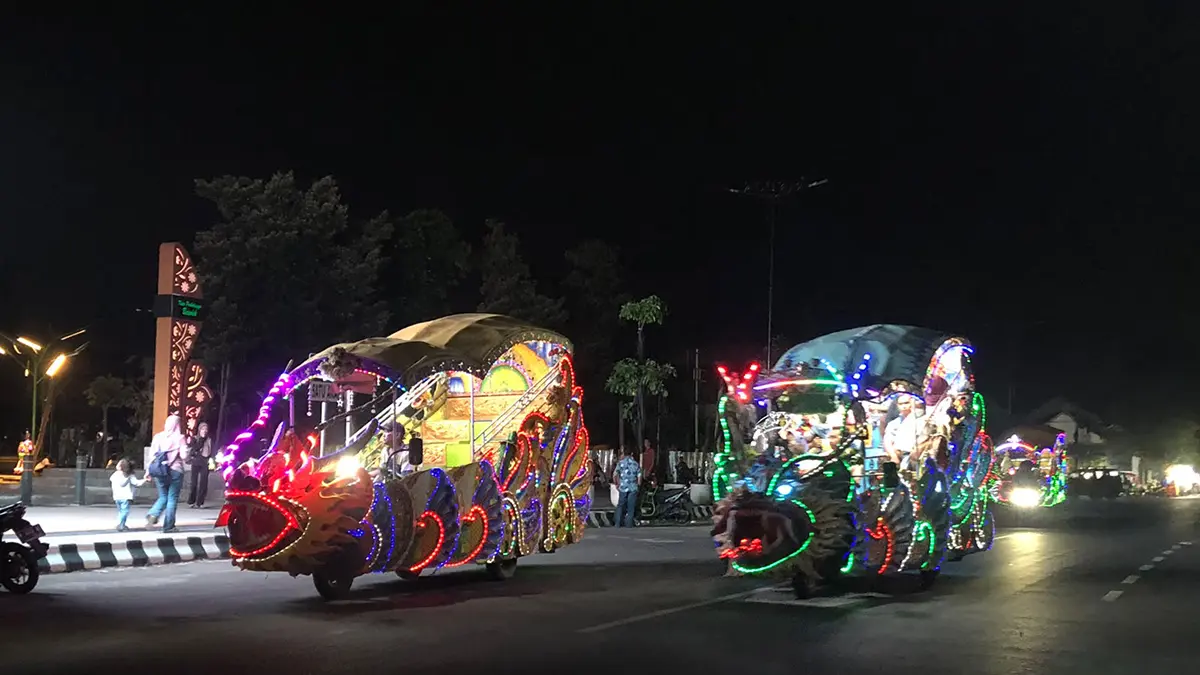 KELAP KELIP: Sejumlah kereta kelinci beroperasi di kawasan Alun-Alun Kota Probolinggo, Rabu (1/7) malam. (INNEKE AGUSTIN/JAWA POS RADAR BROMO)