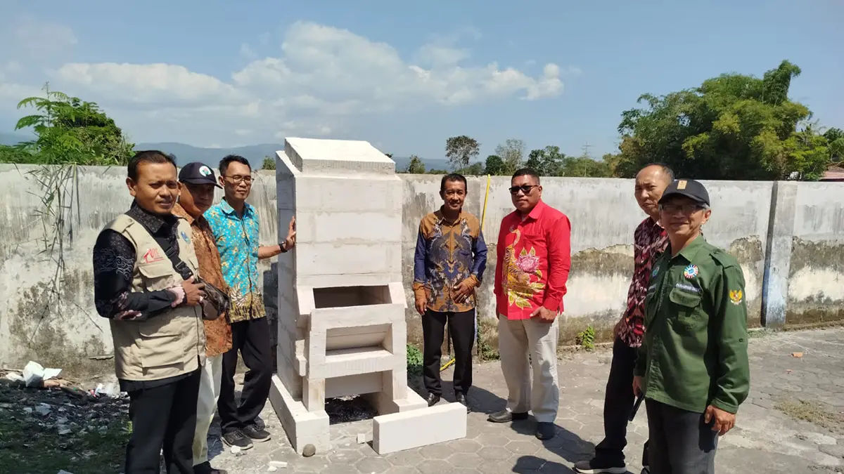 LINGKUNGAN: Kepala Desa Jambangan Muhammad Tahir (empat dari kanan) memantau Inovasi Insinerator Ramah Lingkungan pada 2026. (Agus Faiz musleh/JAWA POS RADAR BROMO)