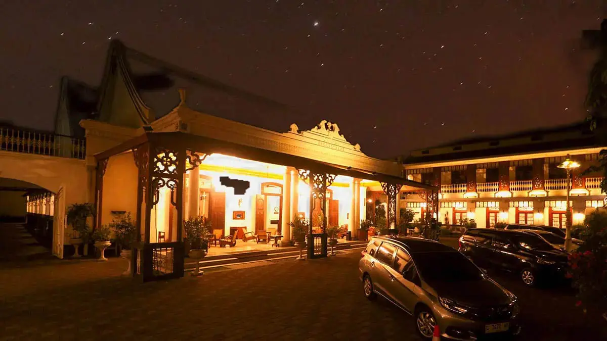 MENGINAP: Deretan kendaraan tamu, yang terparkir di parkiran salah satu hotel yang ada di Kota Pasuruan. Meski tingkat keterhunian cukup tinggi, namun lamanya tamu menginap, relatif rendah. (Dokumen Radar Bromo)