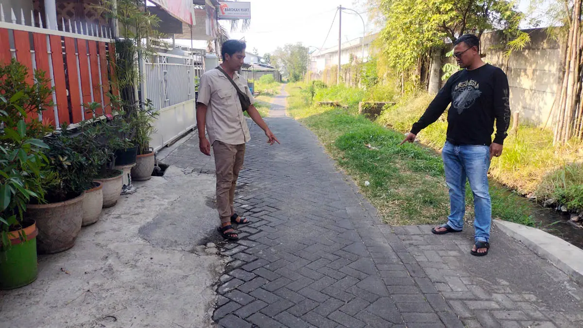 OLAH TKP: Petugas Polsek Pandaan saat melakukan olah TKP yang diduga menjadi lokasi tawuran dua kelompok. (Polsek Pandaan for Radar Bromo)