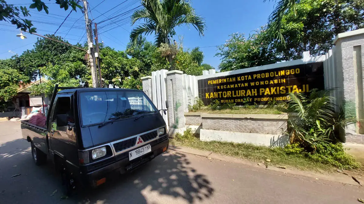 PELAYANAN: Kantor Kelurahan Pakistaji yang baru kini berada di Blok Sipon, dekat dengan makam Bujuk Rima. (Arif Mashudi/Radar Bromo)